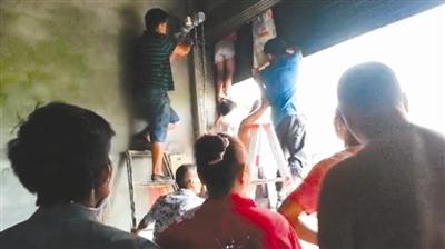 湘潭一名女童右手手腕死死卡在旋轉(zhuǎn)門(mén)的門(mén)縫中