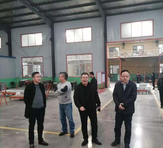 在陳總的陪同下，協(xié)會(huì)一行參觀企業(yè)生產(chǎn)車間