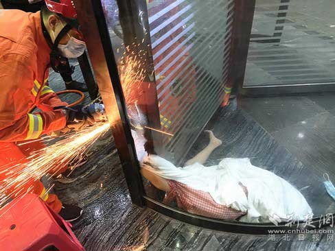 酒店旋轉(zhuǎn)門(mén)卡住住4歲女童右腿 