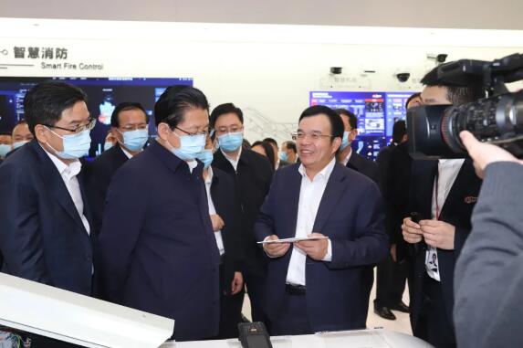 傅利泉圍繞城市、企業(yè)數(shù)智化實(shí)踐進(jìn)行成果匯報(bào)