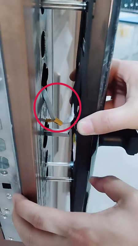 安裝時，一定要將線路塞入門內(nèi)，不要被面板壓住