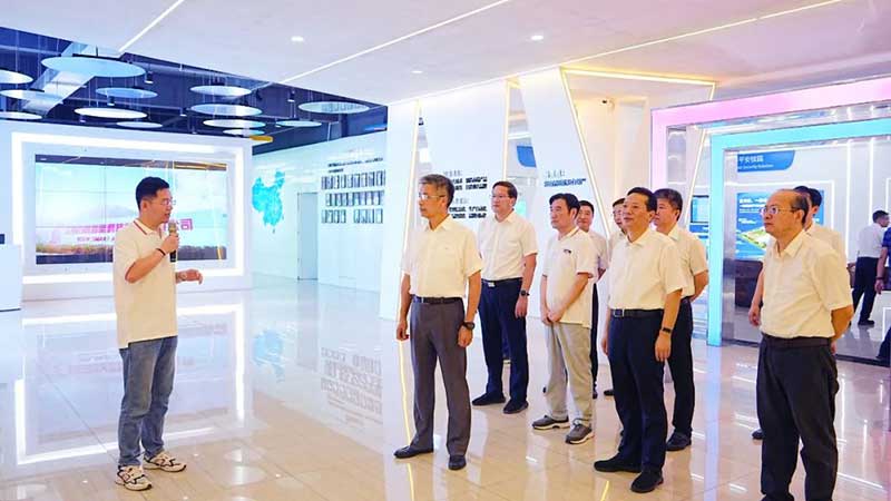 江西省委常委、常務(wù)副省長任珠峰蒞臨百勝智能調(diào)研。