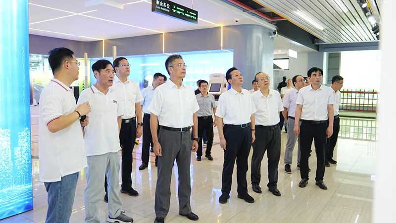 江西省委常委、常務(wù)副省長任珠峰蒞臨百勝智能調(diào)研。