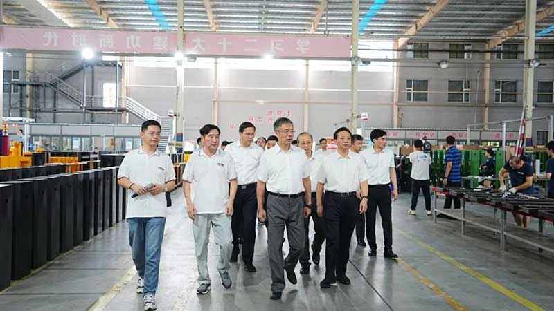 任珠峰常務(wù)副省長看產(chǎn)品、進車間、問訴求