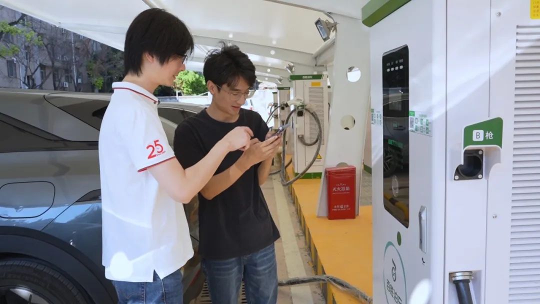 副總經(jīng)理劉子堯為第一位車主服務