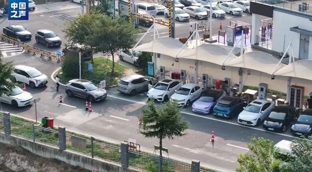 新能源汽車充電樁“占位費(fèi)” 過高問題被官方媒體關(guān)注