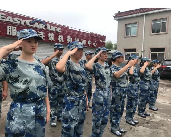 唱軍歌、站軍姿