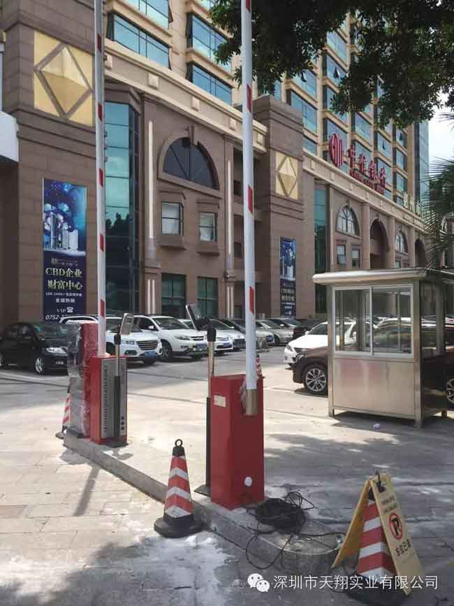 廣東惠州市行政服務(wù)中心車(chē)牌識(shí)別系統(tǒng) - 中出網(wǎng)-智能出入口與停車(chē)充電門(mén)戶