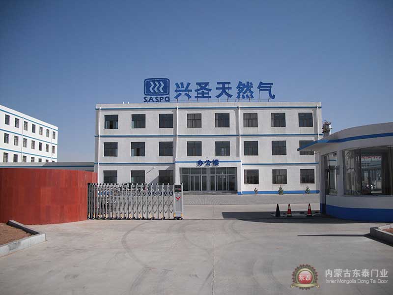 興圣天燃氣施工伸縮門案例 - 中出網-智能出入口與停車充電門戶