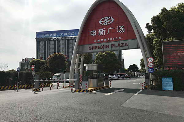 上海申新廣場車牌識別系統(tǒng)案例 - 中出網(wǎng)-智能出入口與停車充電門戶