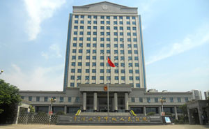 平頂山市中級(jí)人民法院伸縮門案例 - 中出網(wǎng)-智能出入口與停車充電門戶