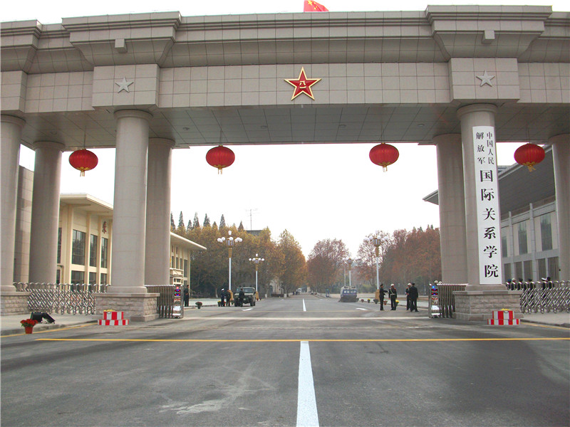 中國(guó)人民解放軍國(guó)際關(guān)系學(xué)院伸縮門工程案例 - 中出網(wǎng)-智能出入口與停車充電門戶