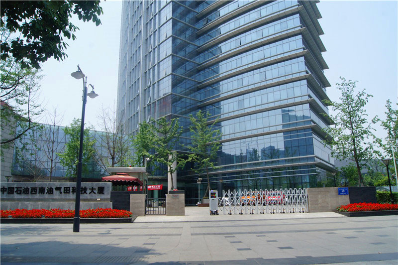 中國(guó)石油西南油氣田科技大廈伸縮門(mén)工程案例 - 中出網(wǎng)-智能出入口與停車(chē)充電門(mén)戶(hù)