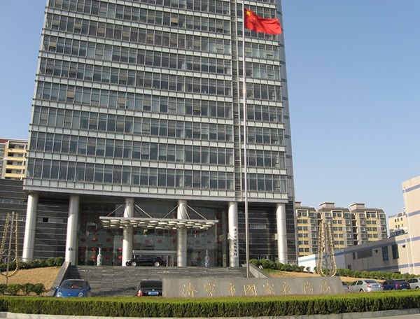 濟寧市國稅局伸縮門案例 - 中出網(wǎng)-智能出入口與停車充電門戶