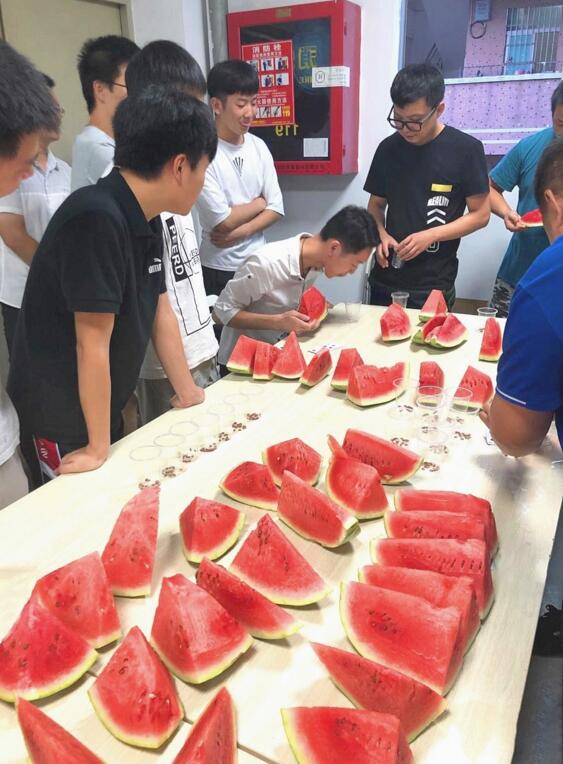 炎熱的午后，公司為大家準備的“嘻瓜”趣味活動