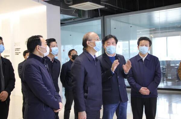 省委常委、副省長(zhǎng)吳曉軍聽(tīng)取劉潤(rùn)根介紹公司“智慧工廠”建設(shè)
