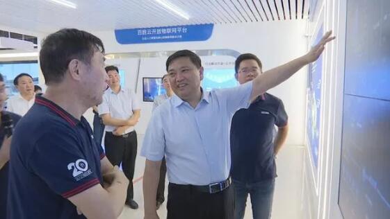市委常委、市委組織部部長(zhǎng)李鎮(zhèn)發(fā)詳細(xì)了解百勝基于出入口人車智慧管理的系統(tǒng)解決方案