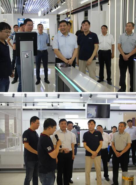 市委常委、市委組織部部長(zhǎng)李鎮(zhèn)發(fā)詳細(xì)了解產(chǎn)品的特性、優(yōu)勢(shì)及應(yīng)用場(chǎng)景