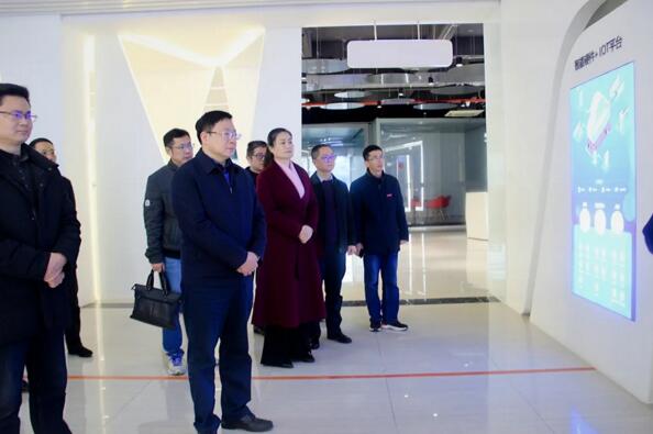 南航黨委領(lǐng)導(dǎo)一行認(rèn)真聆聽百勝云開放平臺的詳細(xì)介紹