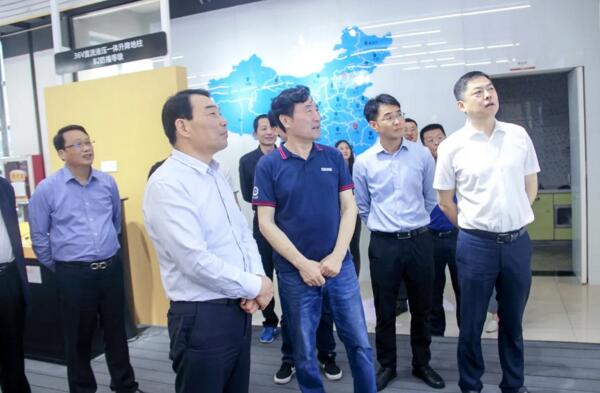 劉董向縣委書記熊運浪介紹升降地柱的應用案例