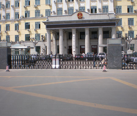 黑龍江省政府-伸縮門案例 - 中出網(wǎng)-智能出入口與停車充電門戶