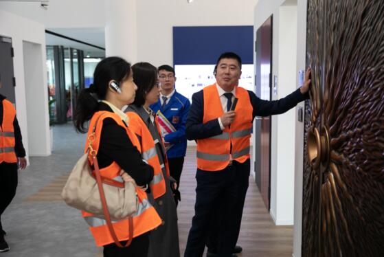 到場嘉賓在專業(yè)人員的引導下，進行工廠和展廳參觀