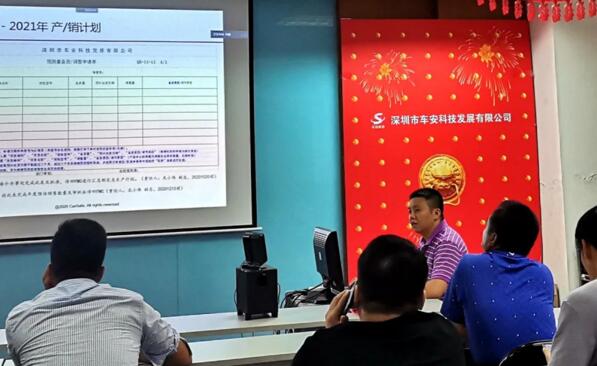 運營中心總監(jiān)屈峰等進行宣誓保證