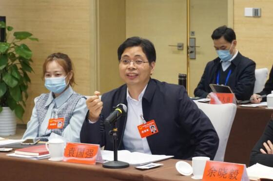 省人大代表、江蘇國強(qiáng)董事長袁國強(qiáng)在審議會(huì)上發(fā)言