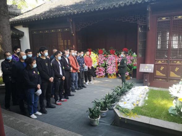 在粟裕同志及夫人的墓碑前，國強人重溫入黨誓言