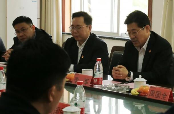 圖片中天鋼鐵集團執(zhí)行董事、副總裁、黨委副書記、工會主席李軍致辭