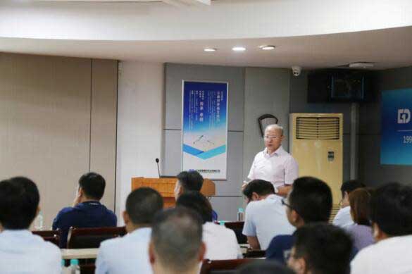 集團(tuán)總裁助理李向春主持會議
