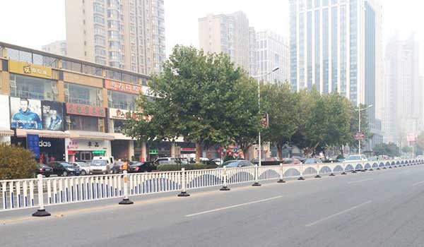 秦皇島5萬5千米護(hù)欄案例 - 中出網(wǎng)-智能出入口與停車充電門戶