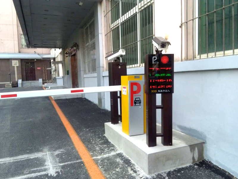 車牌識別案例 - 中出網-智能出入口與停車充電門戶
