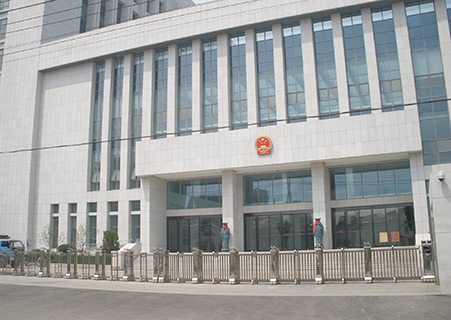 濟(jì)寧市中級(jí)人民法院東門(mén)伸縮門(mén)工程案例 - 中出網(wǎng)-智能出入口與停車(chē)充電門(mén)戶(hù)