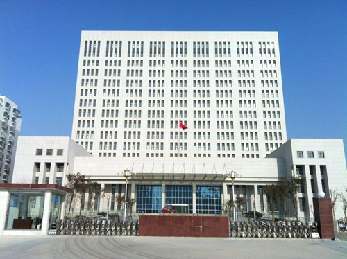 汶上國防大廈伸縮門工程案例 - 中出網(wǎng)-智能出入口與停車充電門戶