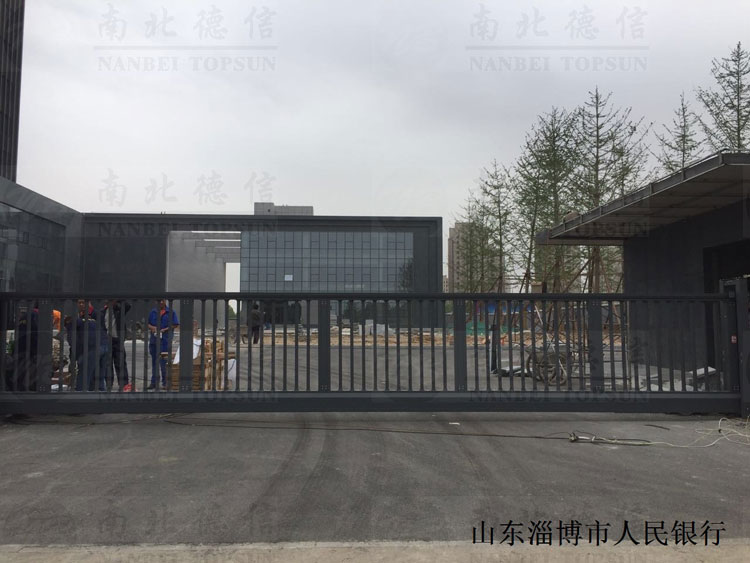 山東淄博市人民銀行818TW智能無(wú)軌懸浮門(mén)案例 - 中出網(wǎng)-智能出入口與停車(chē)充電門(mén)戶