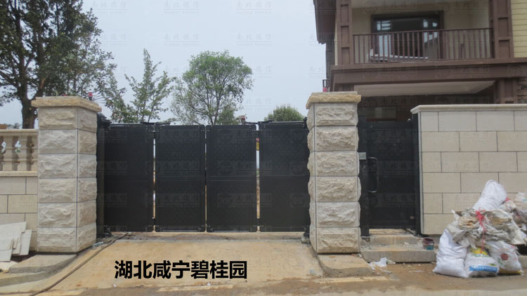 湖北咸寧碧桂園1-開泰LP智能懸折門案例 - 中出網(wǎng)-智能出入口與停車充電門戶