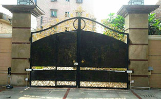 百勝平開(kāi)門機(jī)成功安裝于某高檔花園別墅 - 中出網(wǎng)-智能出入口與停車充電門戶