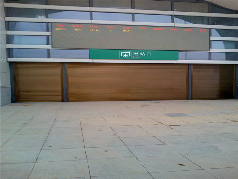 防城港高鐵站出口電動(dòng)卷簾門(mén)案例 - 中出網(wǎng)-智能出入口與停車(chē)充電門(mén)戶