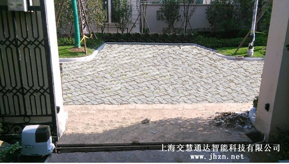 臨安紅楓園開門機案例 - 中出網(wǎng)-智能出入口與停車充電門戶