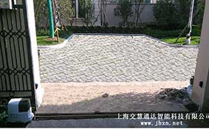 臨安紅楓園開門機案例 - 中出網(wǎng)-智能出入口與停車充電門戶