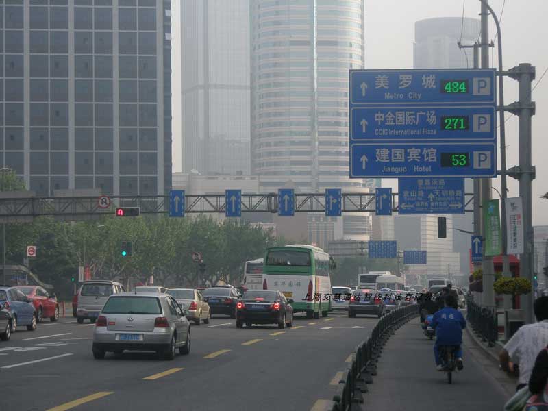 徐匯區(qū)城市停車(chē)誘導(dǎo)系統(tǒng)案例 - 中出網(wǎng)-智能出入口與停車(chē)充電門(mén)戶(hù)
