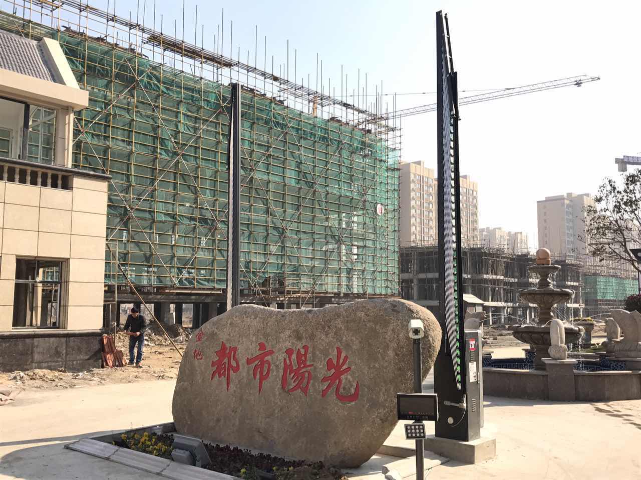 漣水金地都市陽光小區(qū)廣告型車牌識(shí)別案例 - 中出網(wǎng)-智能出入口與停車充電門戶