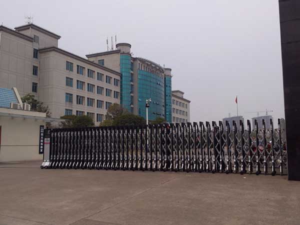 上饒縣政府電動(dòng)伸縮門案例 - 中出網(wǎng)-智能出入口與停車充電門戶