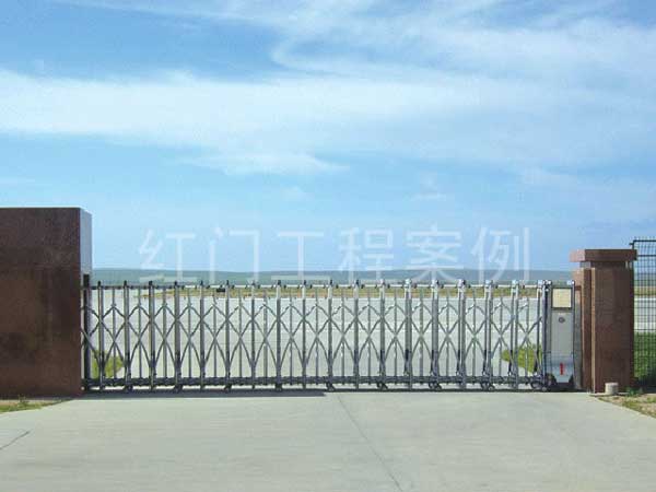 滿洲里西郊機(jī)場(chǎng)伸縮門案例 - 中出網(wǎng)-智能出入口與停車充電門戶