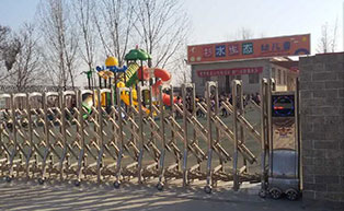 盛世昌?。蛻舭咐?-電動(dòng)伸縮門）——杉水生態(tài)幼兒園