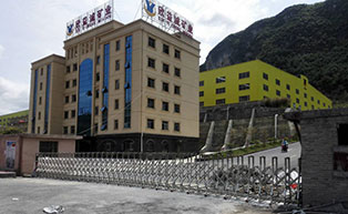 盛世昌?。蛻舭咐?-電動(dòng)伸縮門）--欣益誠(chéng)礦業(yè) - 中出網(wǎng)-智能出入口與停車充電門戶