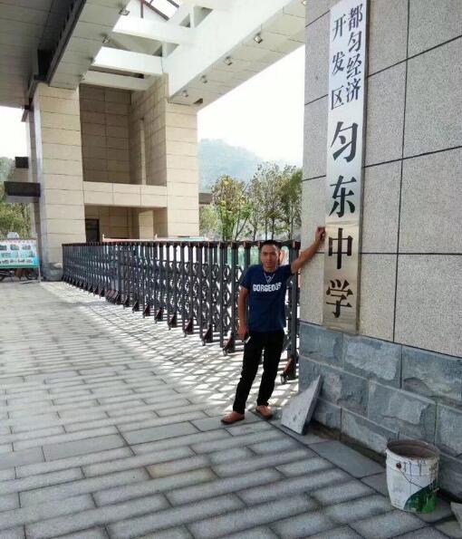 勻東中學伸縮門案例 - 中出網-智能出入口與停車充電門戶