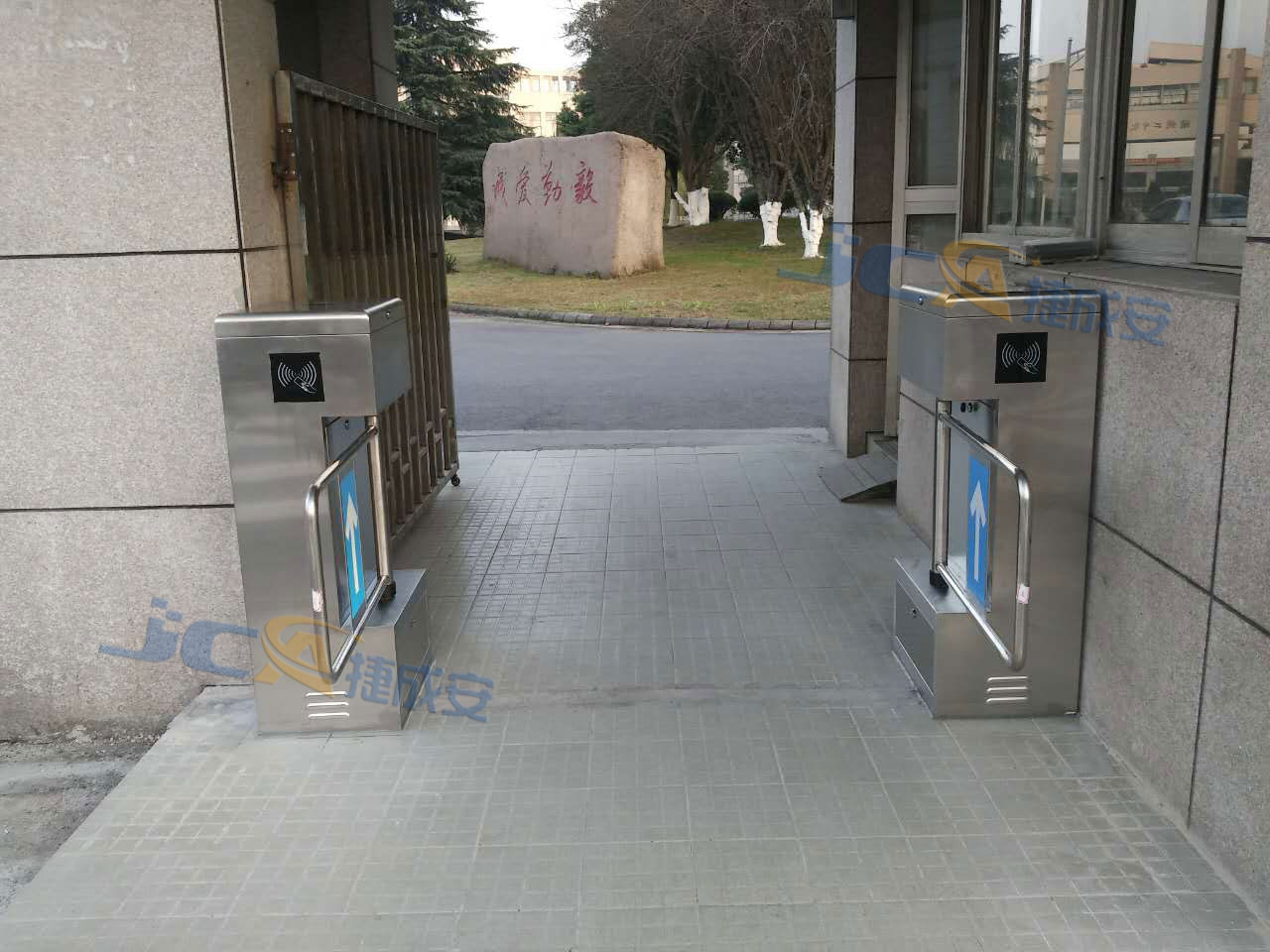浙江湖州二中立式擺閘案例 - 中出網-智能出入口與停車充電門戶