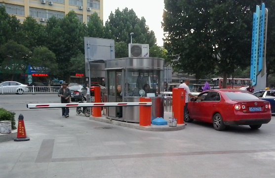 第一人民醫(yī)院西門停車場(chǎng)系統(tǒng)案例 - 中出網(wǎng)-智能出入口與停車充電門戶